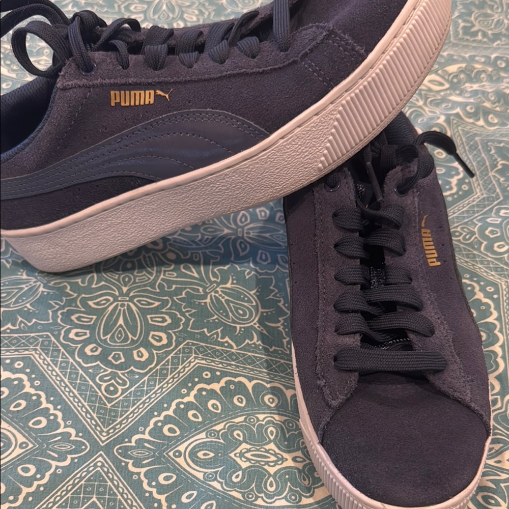 Puma women's indigo suede Sneakers
